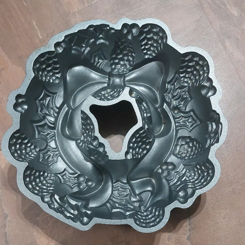 Nordic Ware 9 Cup Christmas Wreath Bundt Cake Pan